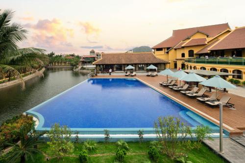 Piscina de la sau aproape de Emeralda Resort Tam Cốc