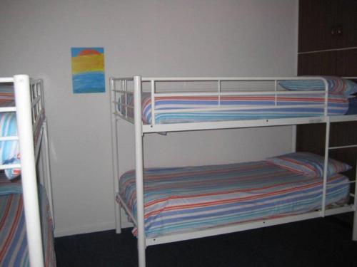 Cette chambre avec lits superposés est située à côté d'un mur. dans l'établissement Hardwicke Beach House, à Brentwood