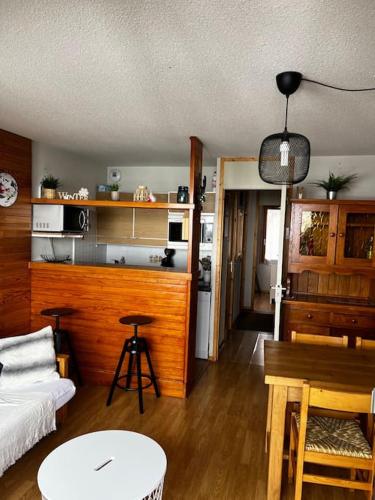 un salon avec un canapé et une table dans l'établissement Appartement BELLE PLAGNE et PARKING, à Belle Plagne