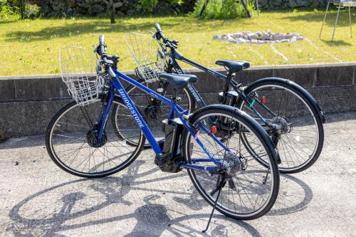 Deux vélos sont garés l'un à côté de l'autre. dans l'établissement Goto I-House, à Goto