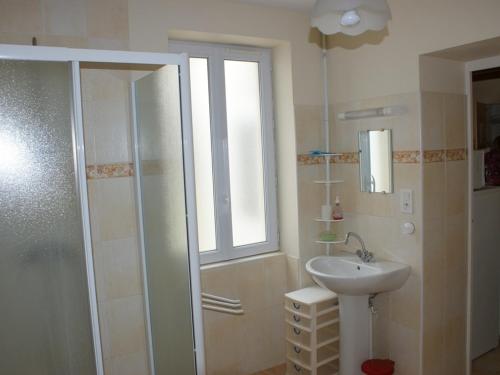 Koupelna v ubytování Maison Fouras, 4 pièces, 5 personnes - FR-1-709-44