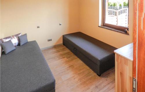 - un salon avec un canapé et une fenêtre dans l'établissement 2 Bedroom Nice Apartment In Glowczyce, à Główczyce