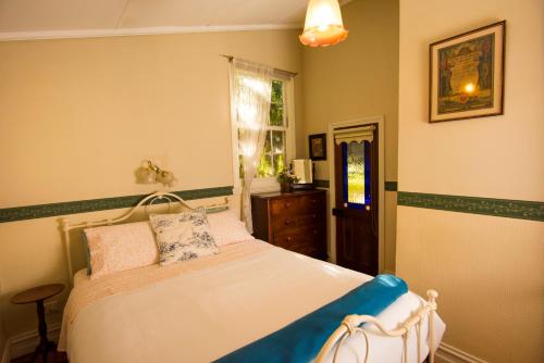 Un pat sau paturi într-o cameră la Spetts Cottage