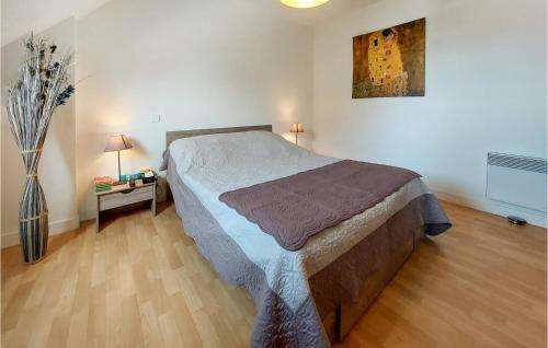 1 dormitorio con 1 cama grande en una habitación en Beautiful Apartment In Damgan With Wifi, en Damgan