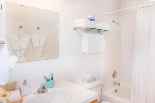 un bagno bianco con lavandino e specchio di Magnificent Oceanview by OceanviewHotTubs Oceanfront! Shelter Cove, CA Tesla EV station a Shelter Cove