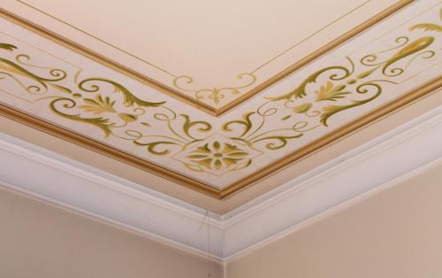 a coffered ceiling with gold paint and goldework at Albergo City Hotel Berlin in Berlin