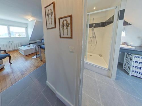 La salle de bains est pourvue d'une douche à l'italienne. dans l'établissement Port-Louis Type 3, Jardin, 30m des Criques, 4 Pers. - FR-1-349-74, à Port-Louis