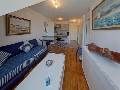 un salon avec un canapé et une table dans l'établissement Port-Louis Type 3, Jardin, 30m des Criques, 4 Pers. - FR-1-349-74, à Port-Louis