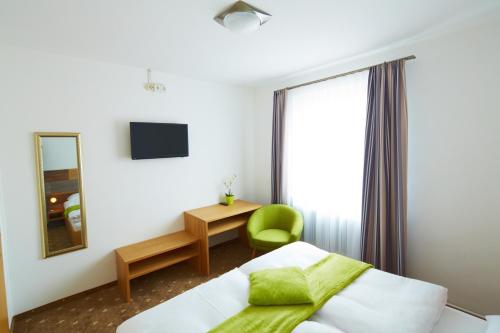 a hotel room with a bed and a desk and a mirror at Rathauskeller Melk in Melk