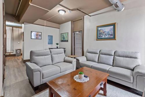 een woonkamer met 2 banken en een salontafel bij Perfect Blend of Convenience & Comfort Syracuse NY in Syracuse