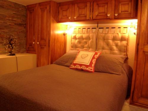 a bedroom with a bed with a red pillow on it at Appartement Crest-Voland, 1 pièce, 4 personnes - FR-1-733-115 in Crest-Voland