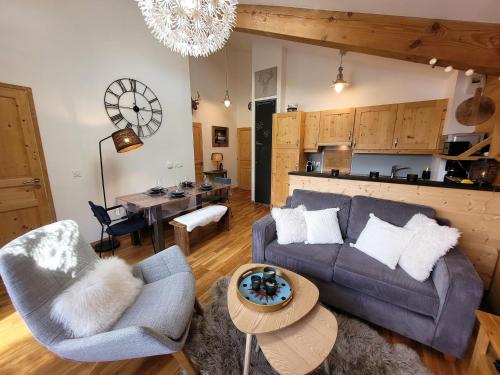 un salon avec un canapé, des chaises et une table dans l'établissement Appartement cosy aux Gets avec parking et WIFI, proche des pistes - FR-1-598-145, aux Gets