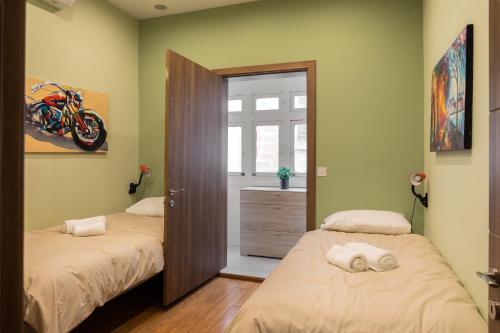 Una cama o camas en una habitación de Entire Luxury Sliema Townhouse Steps from Beach