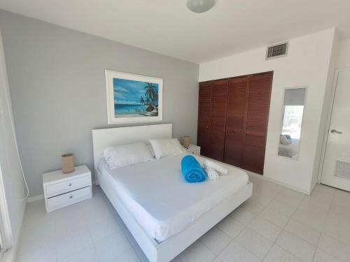 Un dormitorio con una cama con una almohada azul. en Apartamento Premier 5-Edificio Sea View, en San Andrés
