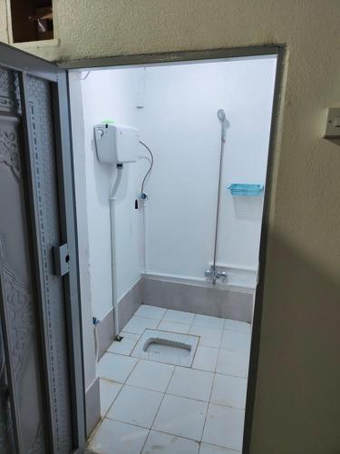 un piccolo bagno con servizi igienici sul pavimento di استراحة a Al Maraghah