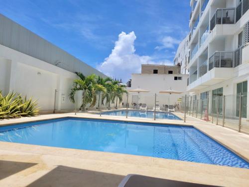 una piscina en medio de un edificio en Apartamento Premier 5-Edificio Sea View, en San Andrés