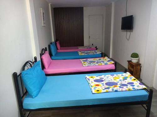 um quarto com duas camas e um sofá em Casa Sarmiento em Laoag