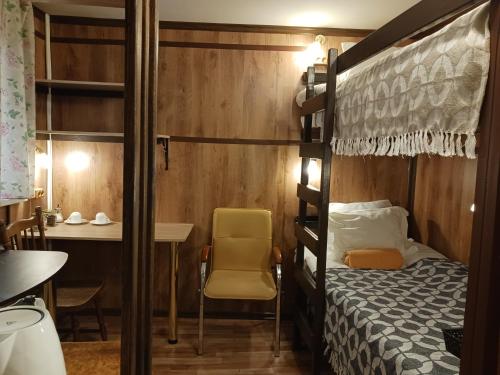sypialnia z łóżkiem piętrowym, stołem i biurkiem w obiekcie Avotu Stabu Private Flats in a Separate House For One or Couple w Rydze