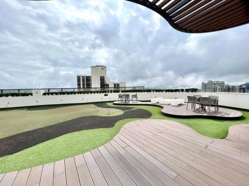 a patio with tables and chairs on top of a building at Cama Queen, Vista a las Montañas in Manizales