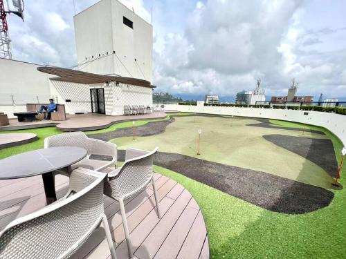 a patio with a table and chairs on a building at Cama Queen, Vista a las Montañas in Manizales