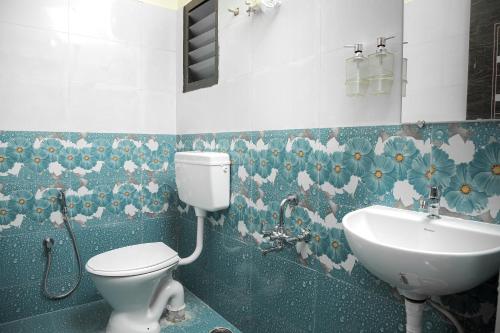 uma casa de banho com um WC e um lavatório em Redstone Service Apartment-TNagar Near USConsulate em Chennai