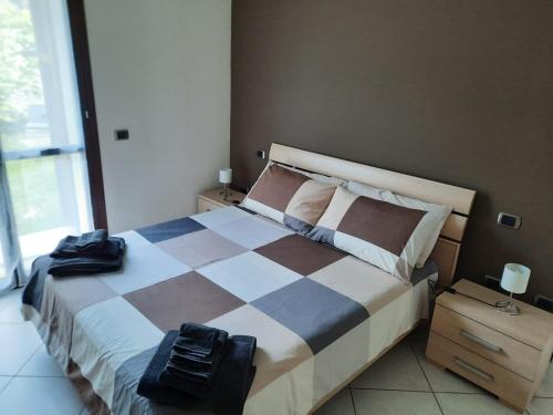 1 dormitorio con 1 cama grande y ventana grande en Holiday home Tavullia, en Tavullia