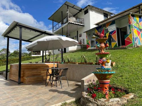 a patio with an umbrella and a table and chairs at Cabaña Campestre Miraluna in Choachí