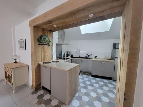 eine Küche mit einer Arbeitsplatte und einer Küche sidx sidx sidx sidx sidx in der Unterkunft Logis La Cabanelle in Athée