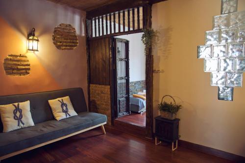 a living room with a couch and a mirror at Amumamaria_ vt in Bermeo