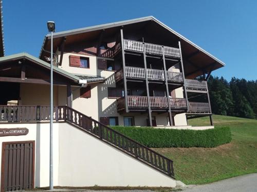 un grand bâtiment avec des balcons sur le côté dans l'établissement Appartement cozy 4 pers, 2 chambres, proche pistes et commerces, balcon, parking, animaux acceptés - FR-1-733-10, à Crest-Voland