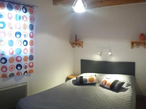 une chambre avec un lit avec des oreillers dessus dans l'établissement Appartement cozy 4 pers, 2 chambres, proche pistes et commerces, balcon, parking, animaux acceptés - FR-1-733-10, à Crest-Voland
