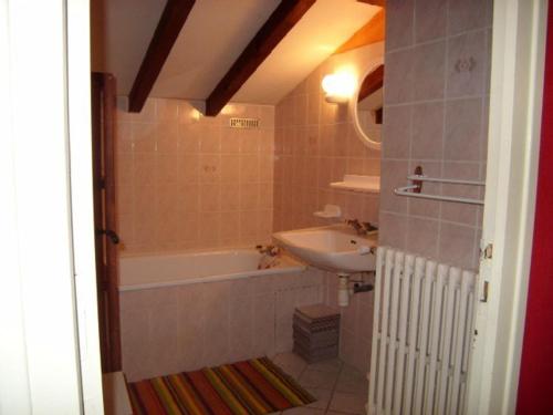 une salle de bain avec une baignoire et un lavabo et une baignoire dans l'établissement Chalet spacieux pour 10 pers. avec garage, proche pistes - FR-1-733-7, à Crest-Voland