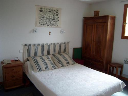 克雷斯特沃朗Appartement 3 pièces, terrasse Sud-Ouest, à 100m des pistes, 6 couchages, village à 500m, garage inclus - FR-1-733-3的卧室里有一张白色的床和一个木柜