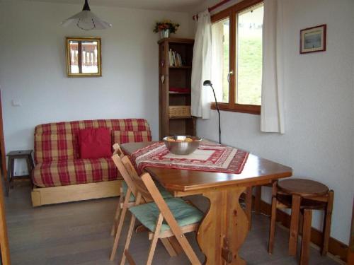 un salon avec une table et un canapé dans l'établissement Appartement 3 pièces, terrasse Sud-Ouest, à 100m des pistes, 6 couchages, village à 500m, garage inclus - FR-1-733-3, à Crest-Voland