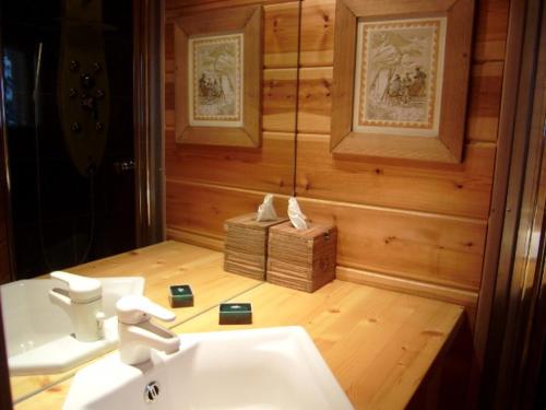 a bathroom with a white sink in a room at Chalet bois 9 pers, Grand confort, près pistes et commerces, Wi-Fi, Equipé, Parking, Non fumeur - FR-1-733-18 in Crest-Voland