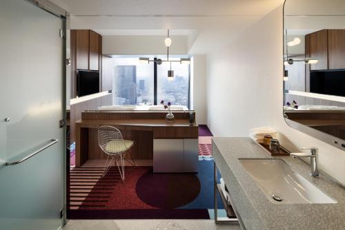 TV a/nebo společenská místnost v ubytování HOTEL GROOVE SHINJUKU, A PARKROYAL Hotel