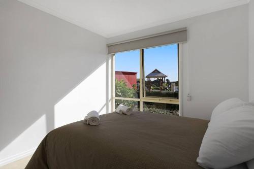 Ένα ή περισσότερα κρεβάτια σε δωμάτιο στο Logans Beach Apartments - Elements