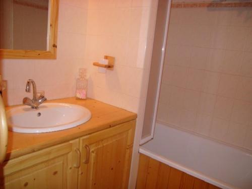 une salle de bain avec un lavabo et une douche dans l'établissement Charmant appartement 2P pour 5 pers, à deux pas des pistes, balcon, cuisine équipée, parking, animaux ok - FR-1-733-90, à Crest-Voland