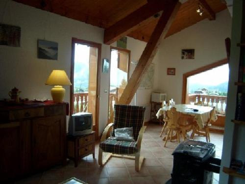 un salon avec une table et une salle à manger dans l'établissement Duplex agréable 8 pers à 100m des pistes - FR-1-733-95, à Crest-Voland