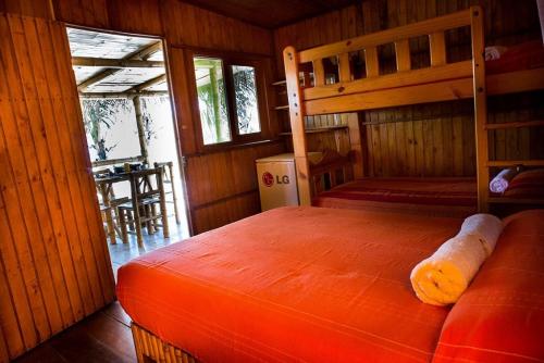 um quarto com um beliche num camarote em Marcilia Beach Bungalows em Los Órganos