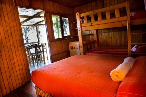 1 dormitorio con litera en una cabaña en Marcilia Beach Bungalows, en Los Órganos