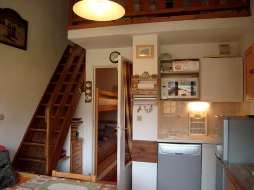 une petite cuisine avec un escalier dans une petite maison dans l'établissement Studio-mezzanine avec rangements près des pistes, balcon, parking et équipements complets à Crest-Voland - FR-1-733-113, à Crest-Voland