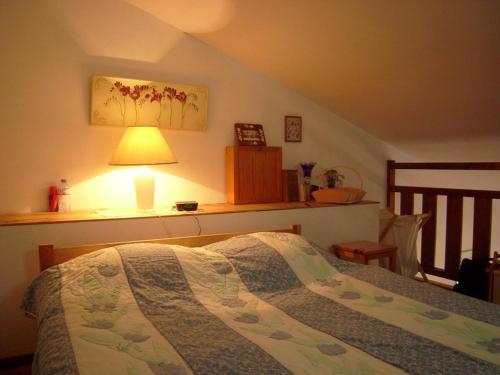 - une chambre avec un lit et une lampe dans l'établissement Studio-mezzanine avec rangements près des pistes, balcon, parking et équipements complets à Crest-Voland - FR-1-733-113, à Crest-Voland