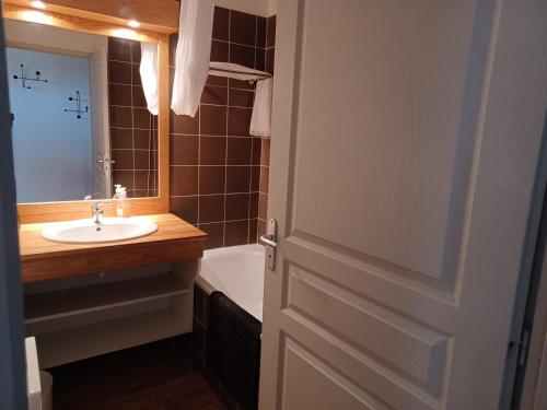 Ένα μπάνιο στο Appartement Albiez-Montrond, 2 pièces, 5 personnes - FR-1-618-34