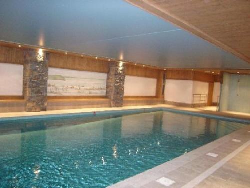 une grande piscine dans un immeuble dans l'établissement Appartement 6 pers avec piscine, 2 chambres, parking, Crest-Voland - FR-1-733-130, à Crest-Voland