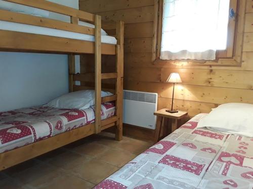 - une chambre avec 2 lits superposés dans une cabine dans l'établissement Appartement 6 pers. Rez-de-chaussée avec piscine et parking - FR-1-733-125, à Crest-Voland