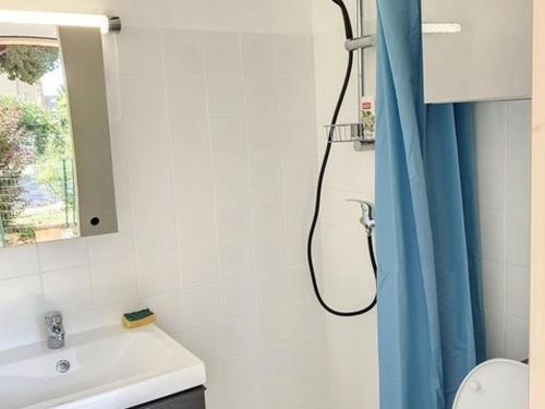 Ένα μπάνιο στο Appartement Bormes-les-Mimosas, 2 pièces, 4 personnes - FR-1-610-87