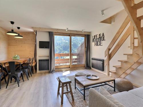 un salon avec une table et une salle à manger dans l'établissement Superbe Duplex Rénové 3* - Lumineux, Skis aux Pieds - 8 Pers, 62m², 5 Pièces, Balcon Sud - FR-1-182-254, à Les Allues