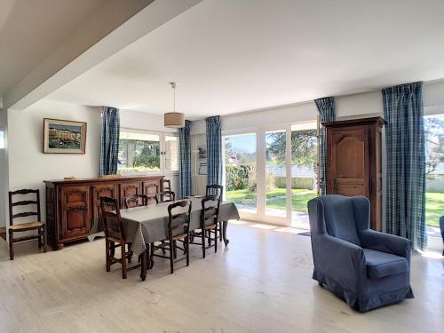 une salle à manger avec une table et des chaises dans l'établissement Villa en bord de mer à Jullouville, accès direct plage, 6 chambres, jardin et barbecue - FR-1-361-496, à Jullouville