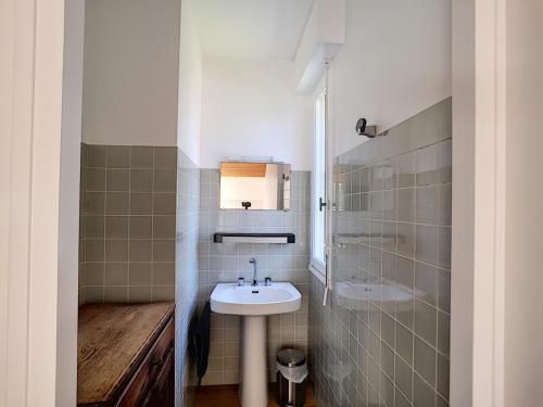une petite salle de bain avec un lavabo et une douche dans l'établissement Villa en bord de mer à Jullouville, accès direct plage, 6 chambres, jardin et barbecue - FR-1-361-496, à Jullouville